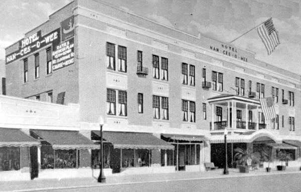 Front of Kenilworth Lodge circa 1937 with several cars parked out front