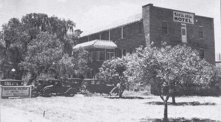 Front of Kenilworth Lodge circa 1937 with several cars parked out front