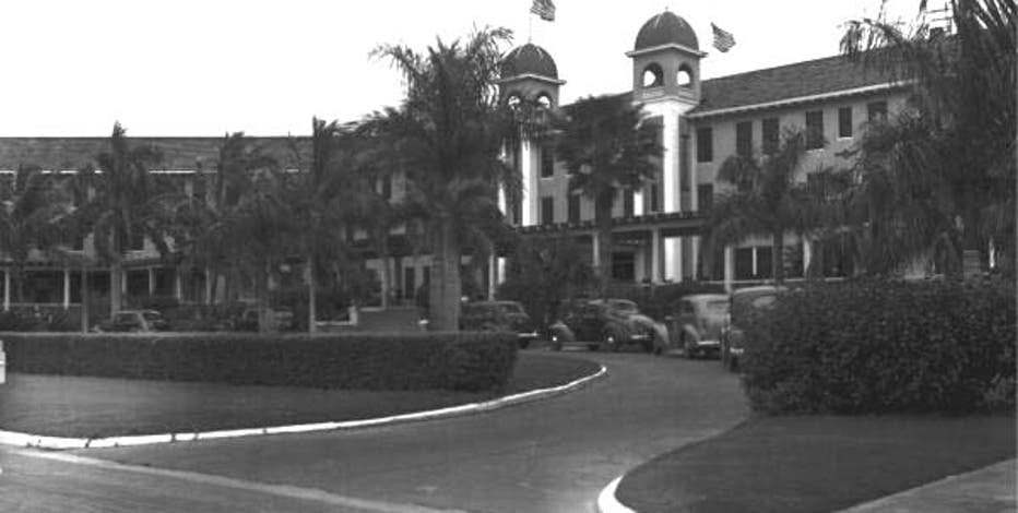 Front of Kenilworth Lodge circa 1937 with several cars parked out front