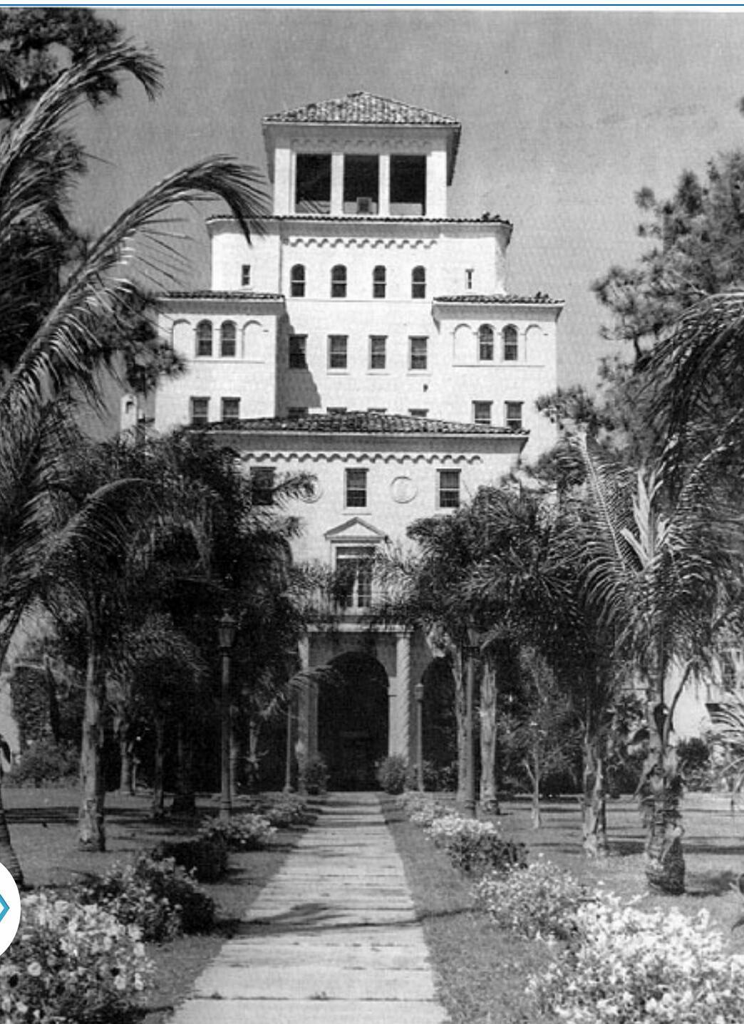 Front of Kenilworth Lodge circa 1937 with several cars parked out front